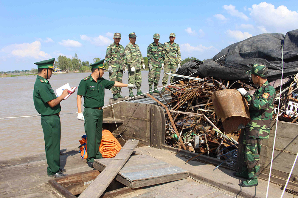 Phế liệu bị bắt giữ tại cửa khẩu Vĩnh Hội Đông (An Phú)