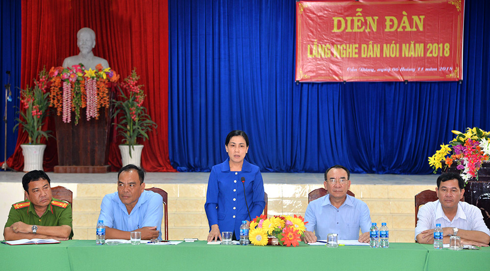 Bí thư Huyện ủy Châu Thành Đinh Thị Việt Huỳnh phát biểu tại diễn đàn “Lắng nghe dân nói”