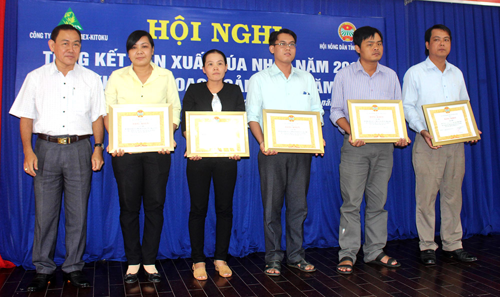 Chủ tịch Hội Nông dân tỉnh Châu Văn Ly (bìa trái) tặng bằng khen cho các tập thể vận động tốt phong trào trồng lúa Nhật