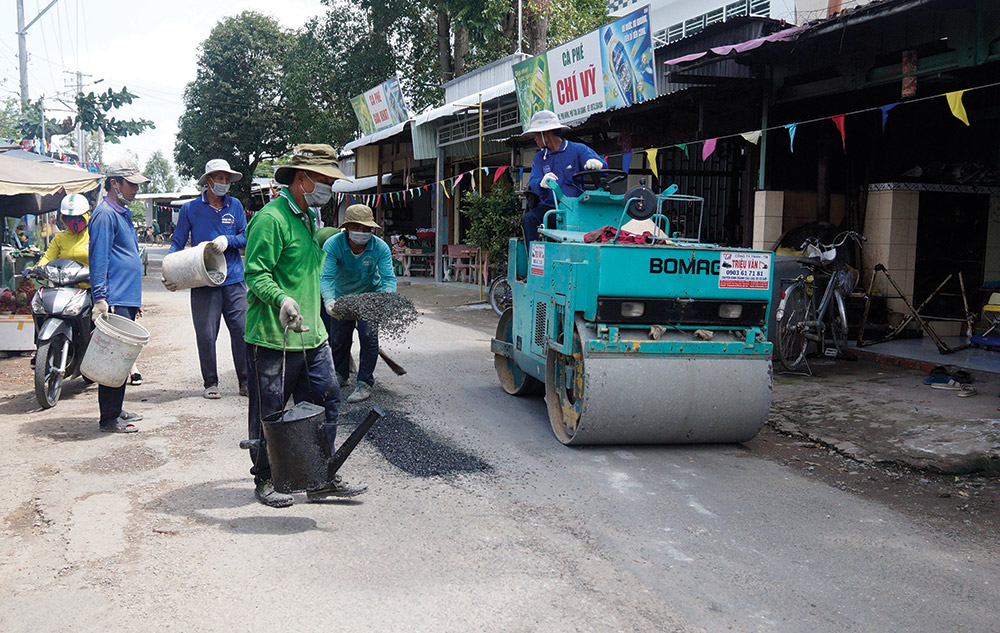 Tín đồ Phật giáo Hòa Hảo sửa chữa đường đảm bảo an toàn giao thông trên địa bàn huyện Phú Tân