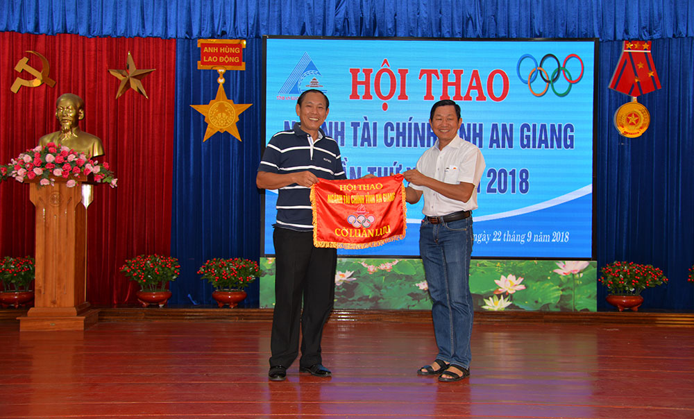 Lãnh đạo Cục Thuế tỉnh trao cờ đăng cai tổ chức hội thao ngành Tài chính lần XV năm 2019 cho lãnh đạo Công ty TNHH MTV Xổ số kiến thiết An Giang