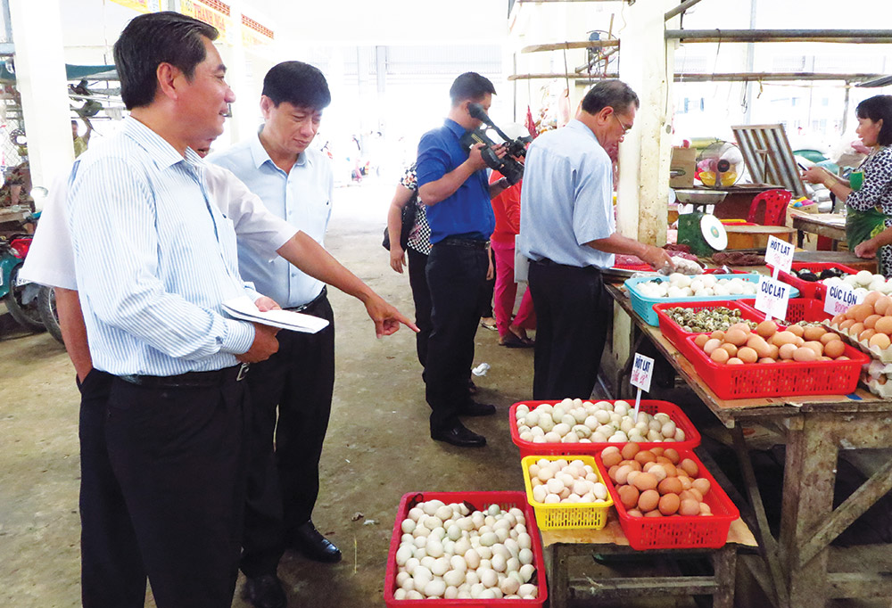 Đoàn Đại biểu Quốc hội kiểm tra thực tế việc thực hiện chính sách, pháp luật về an toàn thực phẩm tại TP. Long Xuyên
