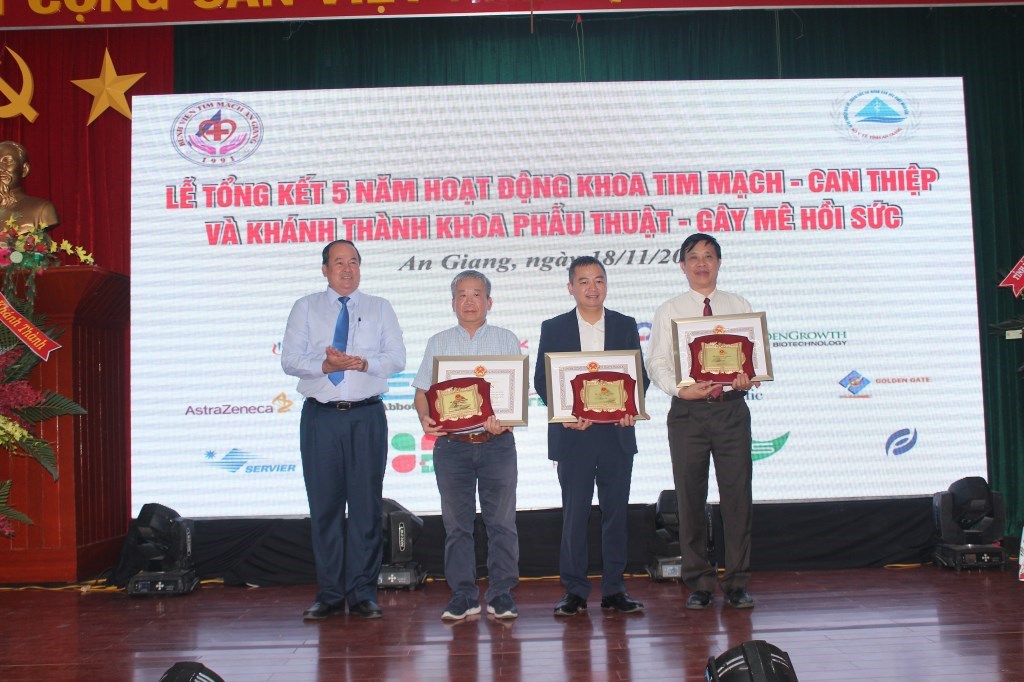 Phó Chủ tịch UBND tỉnh Nguyễn Thanh Bình tặng bằng khen cho các cá nhân