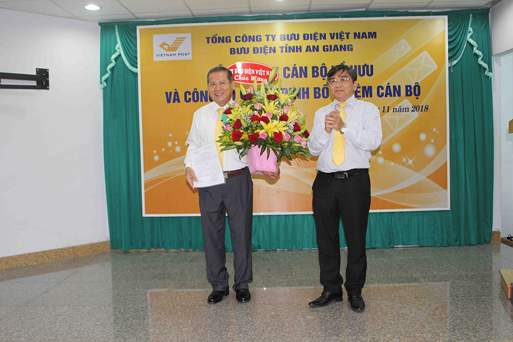 Trao quyết định bổ nhiệm cán bộ phụ trách Bưu điện An Giang