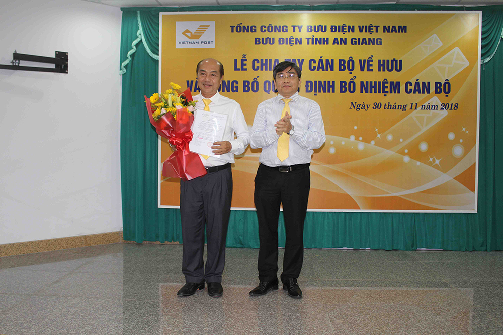 Trao quyết định bổ nhiệm cán bộ phụ trách Bưu điện An Giang
