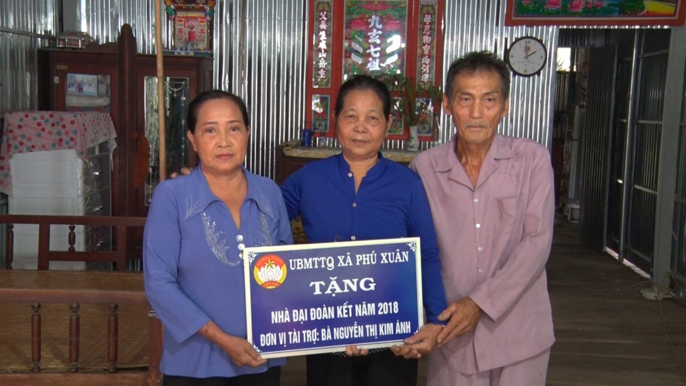 Bàn giao 3 căn nhà Đại đoàn kết cho hộ nghèo xã Phú Xuân
