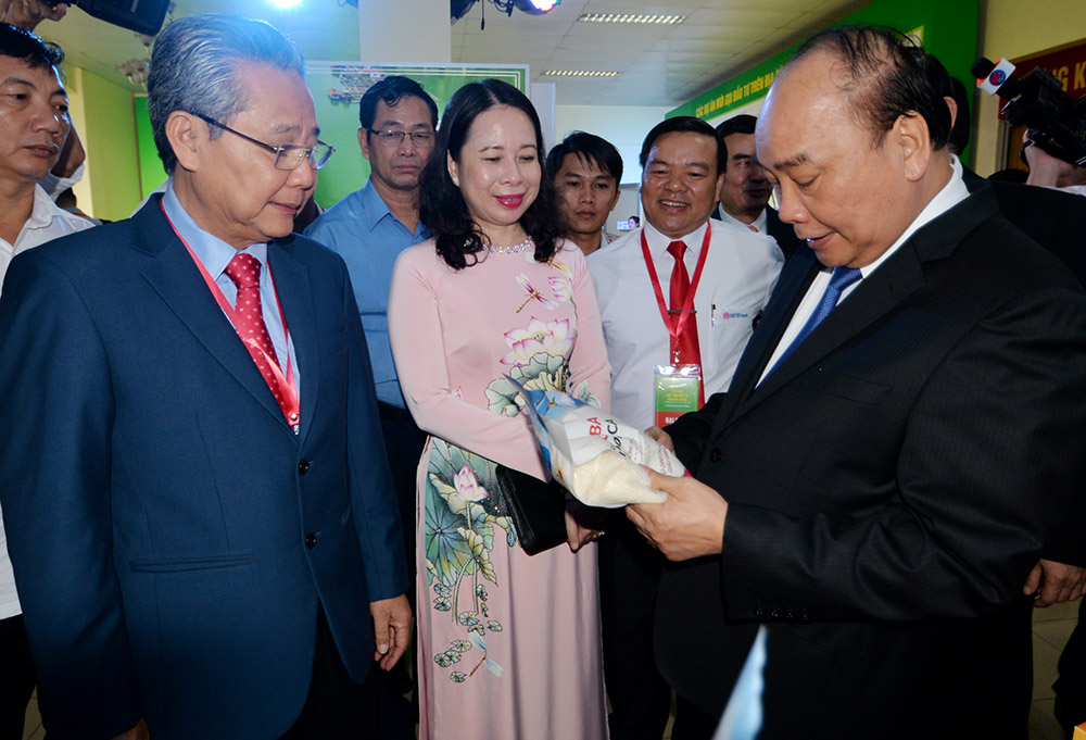 Thủ tướng Chính phủ Nguyễn Xuân Phúc thăm gian hàng giới thiệu sản phẩm của Tập đoàn Lộc Trời