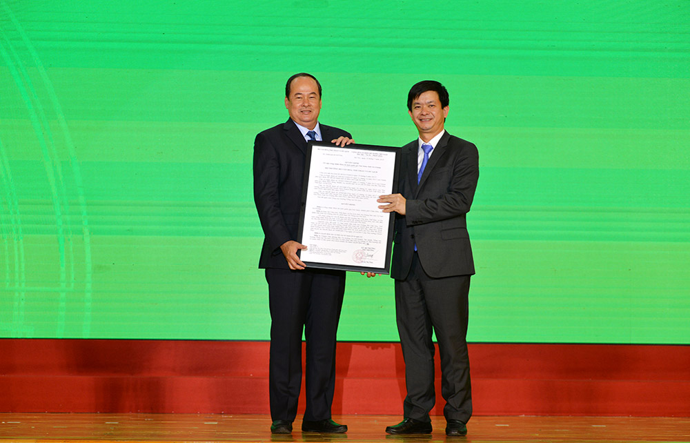 Thứ trưởng Bộ Văn hóa – Thể thao và Du lịch Lê Quang Tùng trao quyết định công nhận Khu Du lịch quốc gia núi Sam