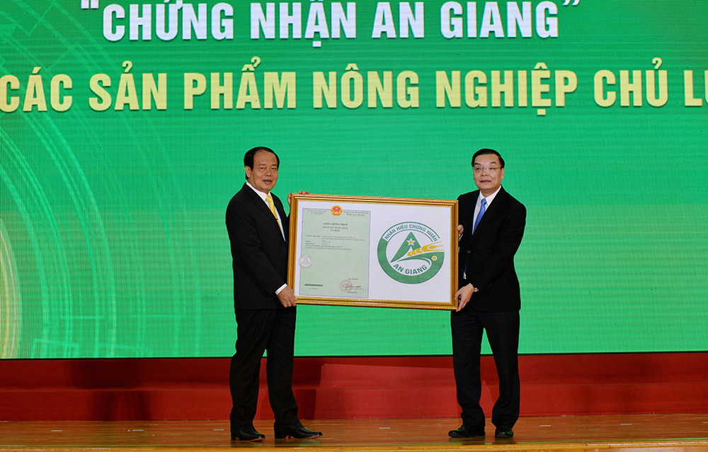 Bộ trưởng Bộ Khoa học và Công nghệ Chu Ngọc Anh trao Bằng bảo hộ nhãn hiệu chứng nhận cho các sản phẩm nông nghiệp chủ lực của tỉnh An Giang