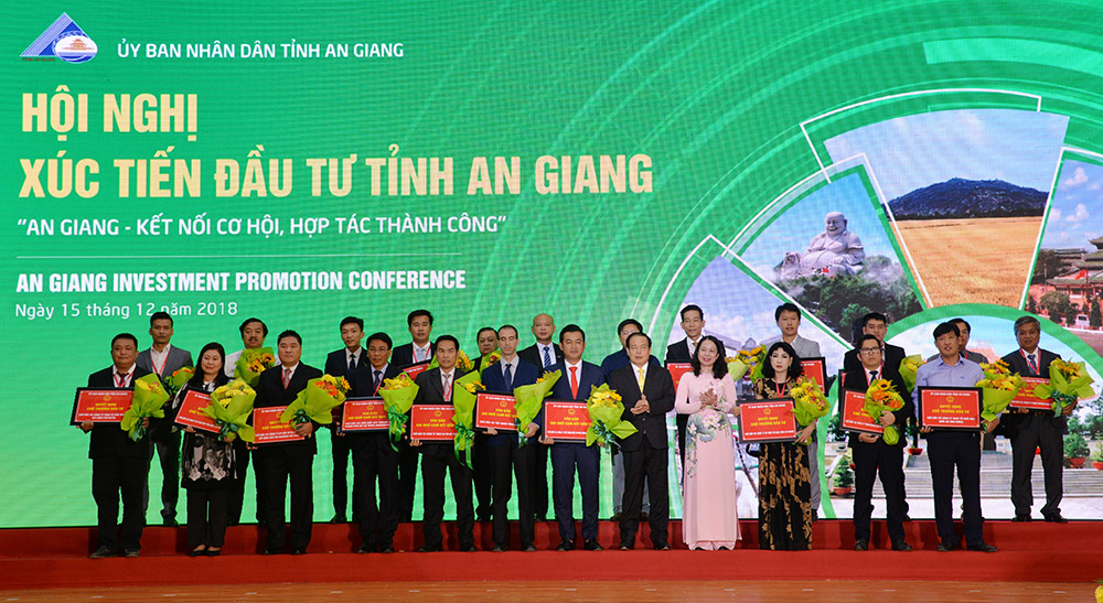 Chủ tịch UBND tỉnh Vương Bình Thạnh trao chủ trương đầu tư cho các doanh nghiệp