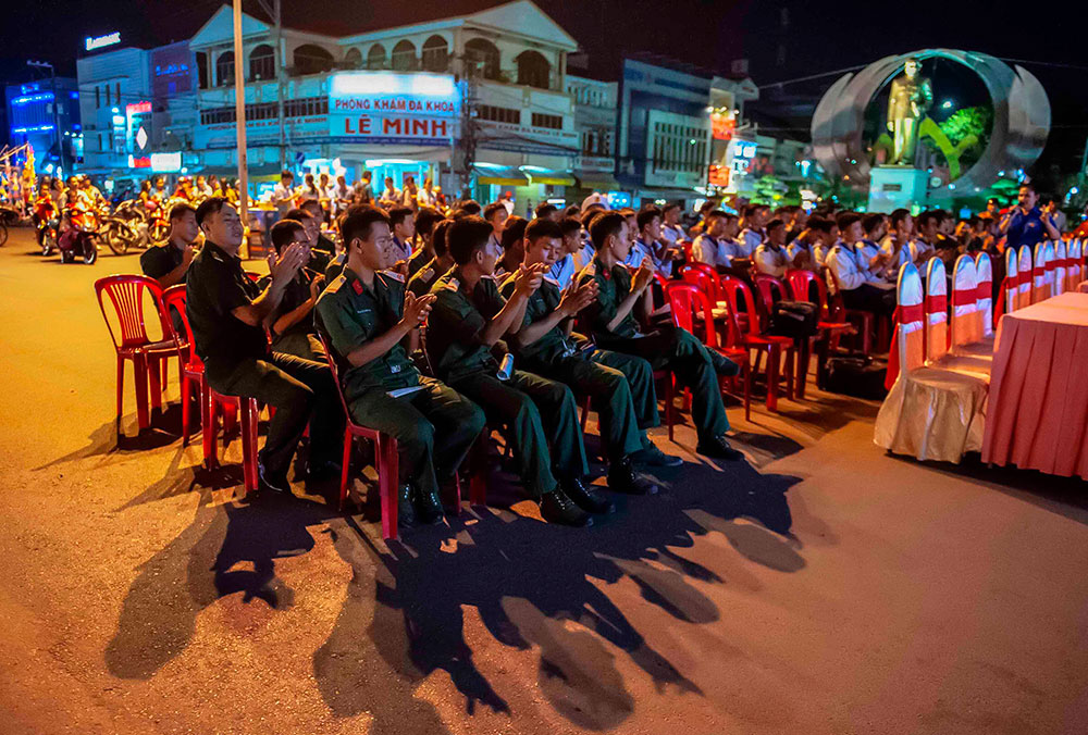 Cán bộ, chiến sĩ các lực lượng vũ trang đóng quân trên địa bàn tỉnh và người dân TP. Long Xuyên thưởng thức các tiết mục biểu diễn trong chương trình 