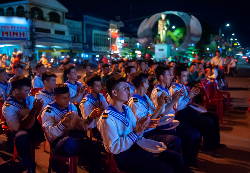 Cán bộ, chiến sĩ các lực lượng vũ trang đóng quân trên địa bàn tỉnh và người dân TP. Long Xuyên thưởng thức các tiết mục biểu diễn trong chương trình 