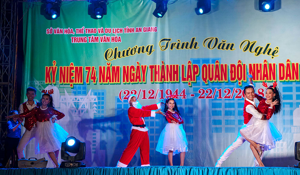 Nhảy “Merry Christmas and Happy New Year”