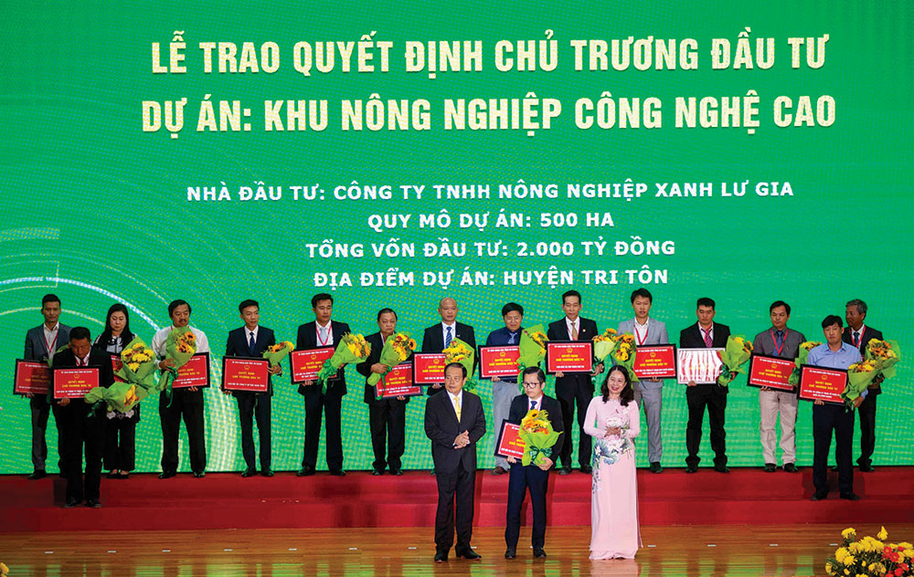 Trao quyết định cho nhà đầu tư tại Hội nghị Xúc tiến đầu tư tỉnh An Giang năm 2018