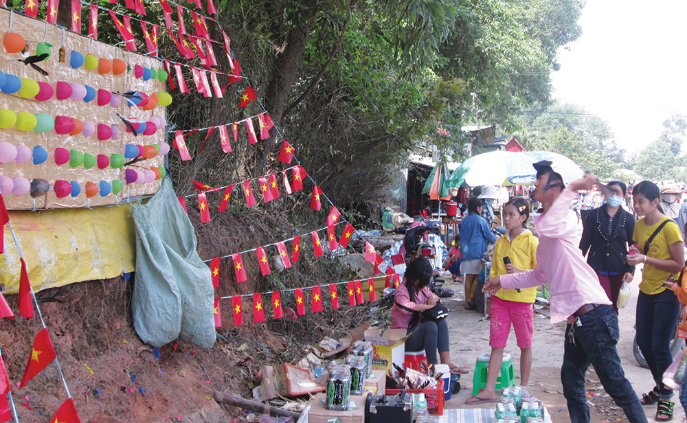Bên lề những lễ hội