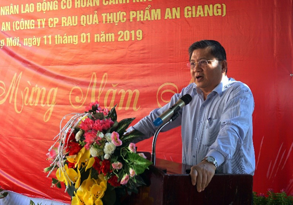 Chủ nhiệm Ủy ban Đối ngoại Quốc hội Nguyễn Văn Giàu tặng quà Tết công nhân hoàn cảnh khó khăn