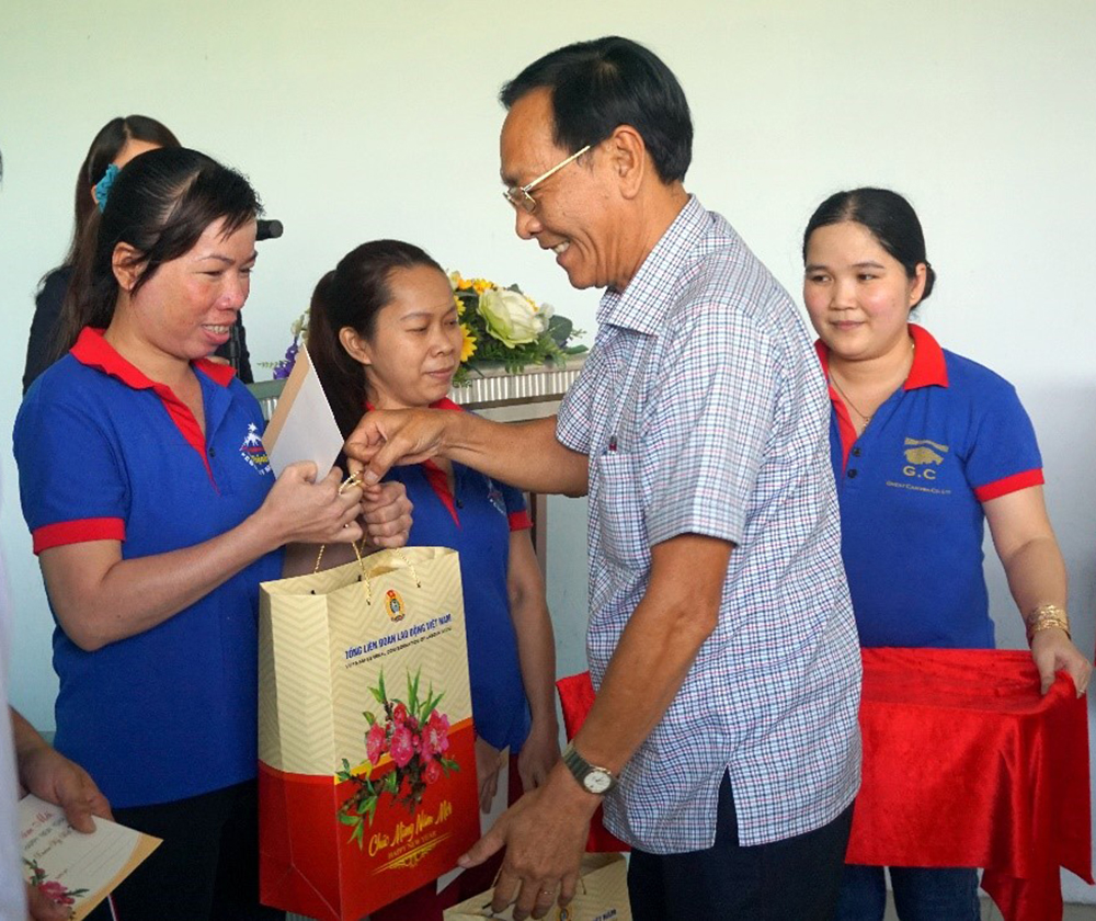 Chủ nhiệm Ủy ban Đối ngoại Quốc hội Nguyễn Văn Giàu tặng quà Tết công nhân hoàn cảnh khó khăn
