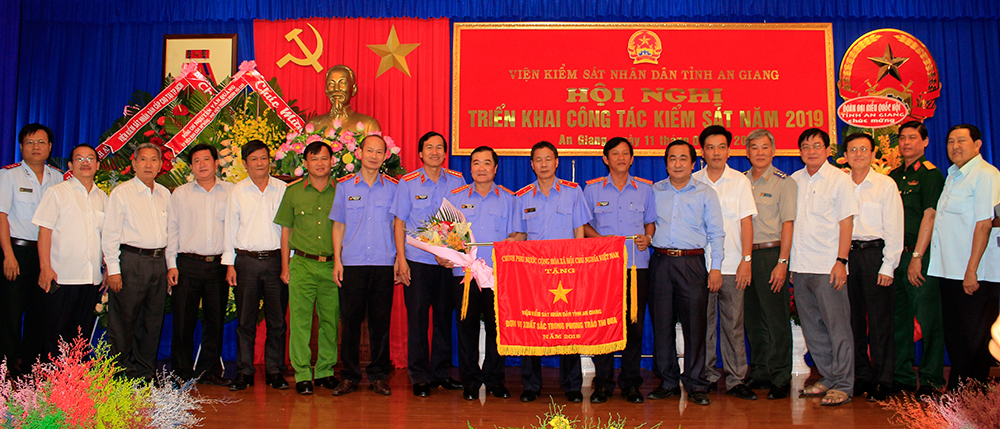 Viện Kiểm sát nhân dân tỉnh nhận cờ thi đua Chính phủ
