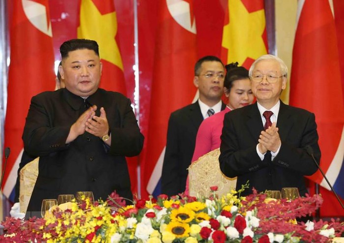 Chủ tịch Triều Tiên Kim Jong-un đánh thử đàn bầu Việt Nam trong tiệc chiêu đãi