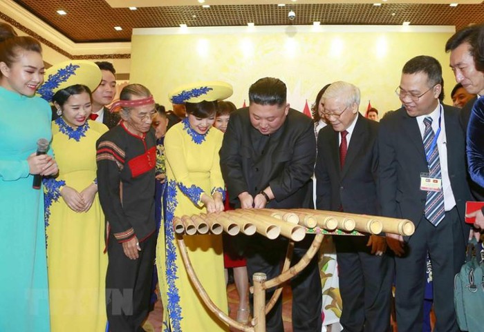 Chủ tịch Triều Tiên Kim Jong-un đánh thử đàn bầu Việt Nam trong tiệc chiêu đãi