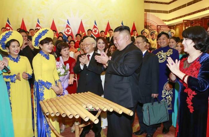 Chủ tịch Triều Tiên Kim Jong-un đánh thử đàn bầu Việt Nam trong tiệc chiêu đãi