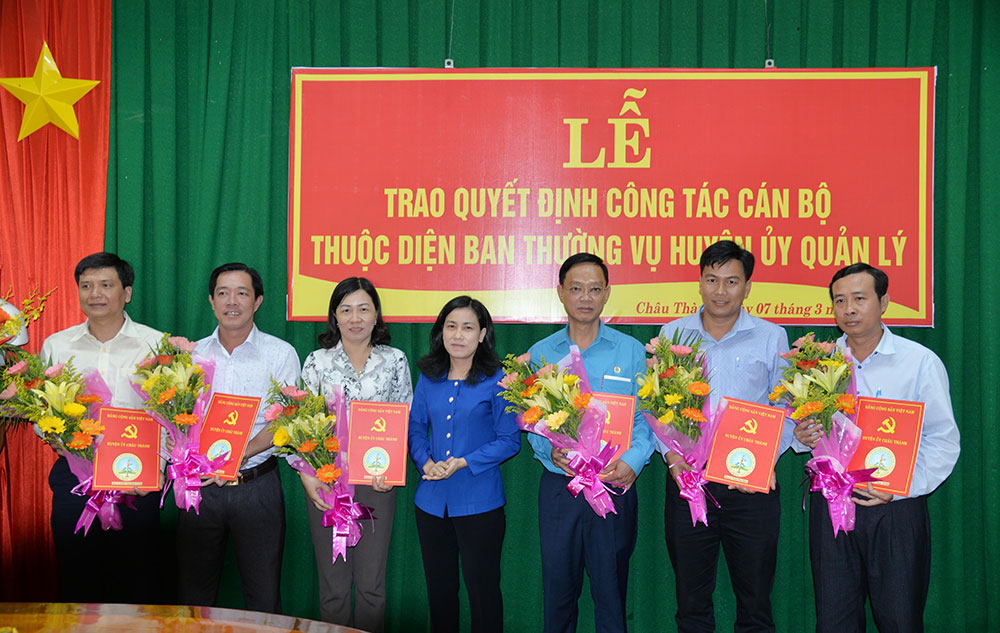 Châu Thành trao quyết định điều động, bổ nhiệm cán bộ thuộc diện Ban Thường vụ Huyện ủy quản lý