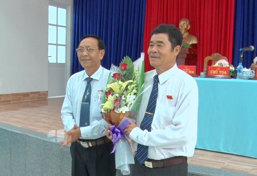 Kỳ họp thứ 8 HĐND huyện Phú Tân: Ông Ngô Thanh Trí được bầu giữ chức Phó Chủ tịch UBND huyện