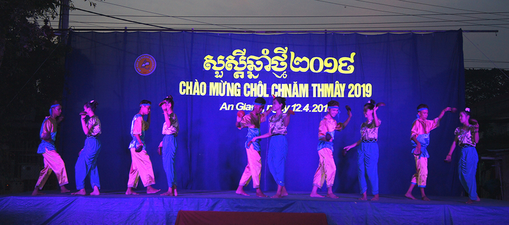 Sinh viên Khmer vui Tết cổ truyền Chol ChnamThmay