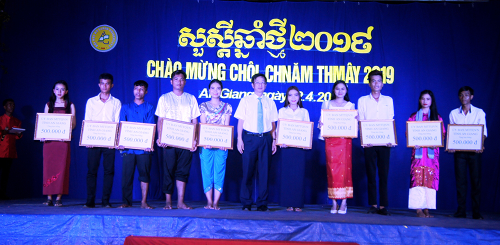 Sinh viên Khmer vui Tết cổ truyền Chol ChnamThmay