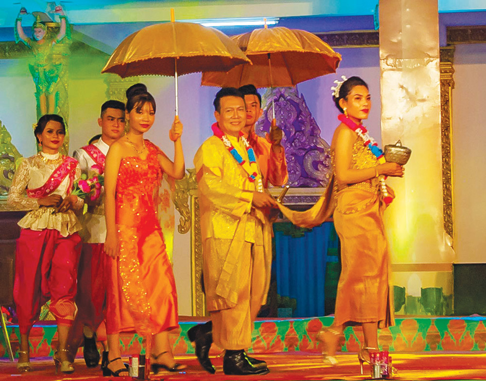 Biểu diễn trang phục đồng bào dân tộc thiểu số Khmer