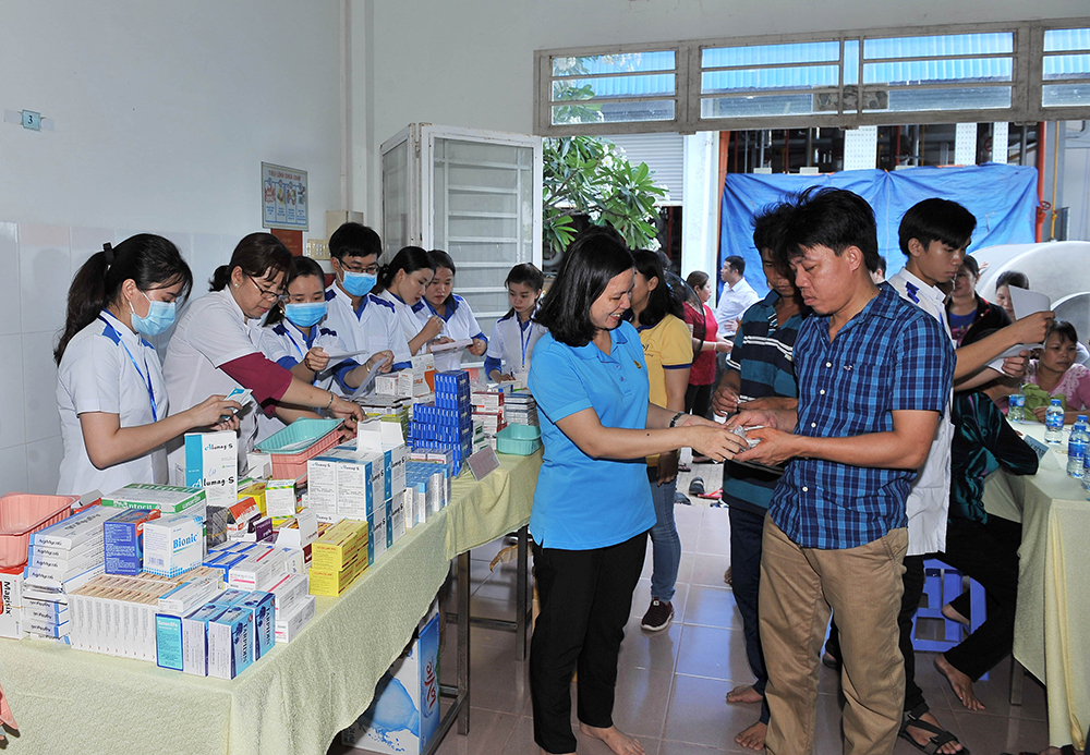 300 công nhân Công ty Cổ phần Xuất nhập khẩu thủy sản An Mỹ được khám bệnh, tư vấn và cấp thuốc miễn phí