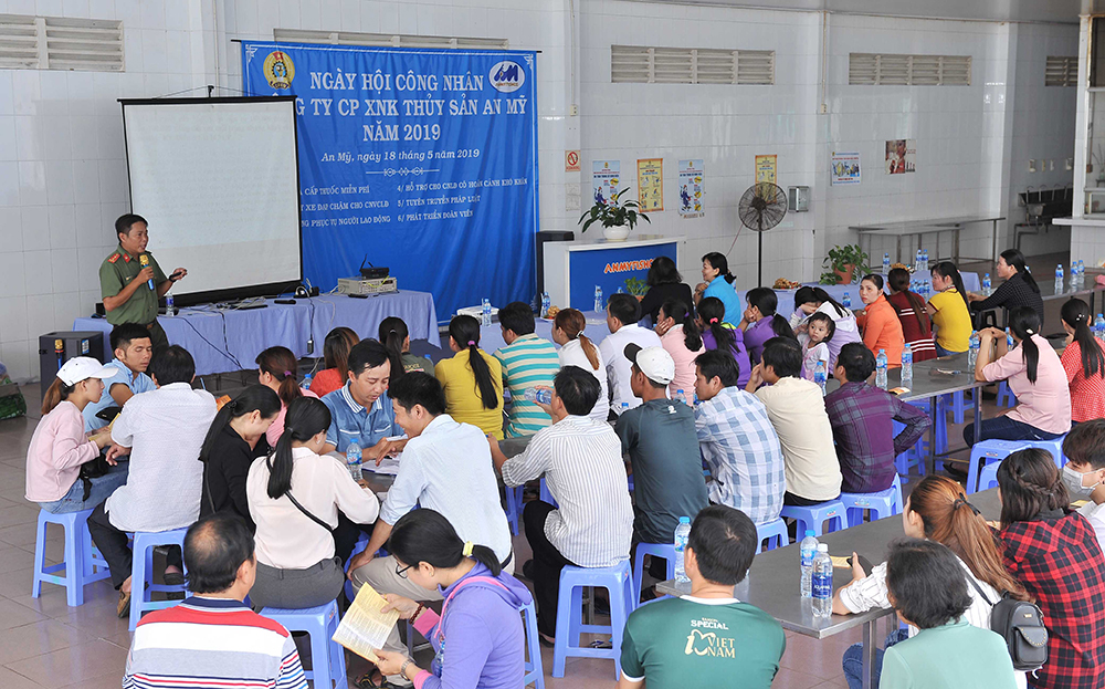 300 công nhân Công ty Cổ phần Xuất nhập khẩu thủy sản An Mỹ được khám bệnh, tư vấn và cấp thuốc miễn phí