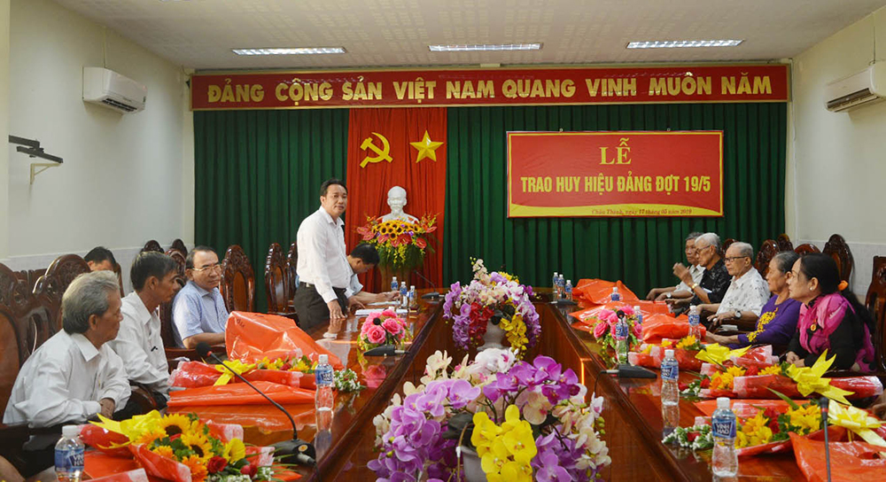 Huyện ủy Châu Thành trao huy hiệu Đảng đợt 19-5