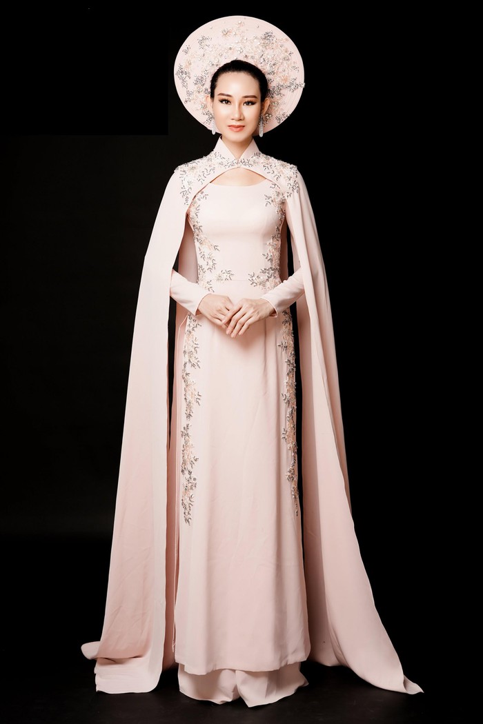 Phạm Lan Anh chọn áo dài tranh tài tại Hoa hậu Du lịch Thế giới 2019