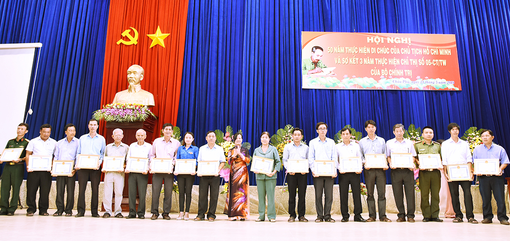 Châu Phú sơ kết 3 năm thực hiện Chỉ thị số 05 của Bộ Chính trị