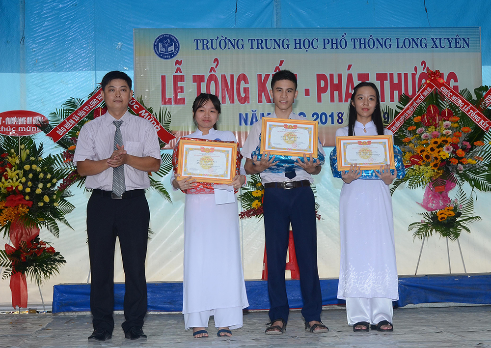 Khen thưởng giáo viên, học sinh có nhiều thành tích trong năm học 2018- 2019