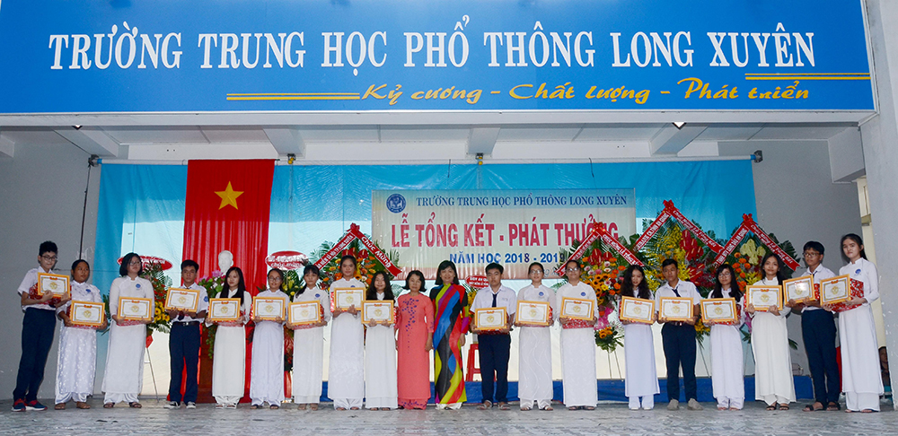 Khen thưởng giáo viên, học sinh có nhiều thành tích trong năm học 2018- 2019