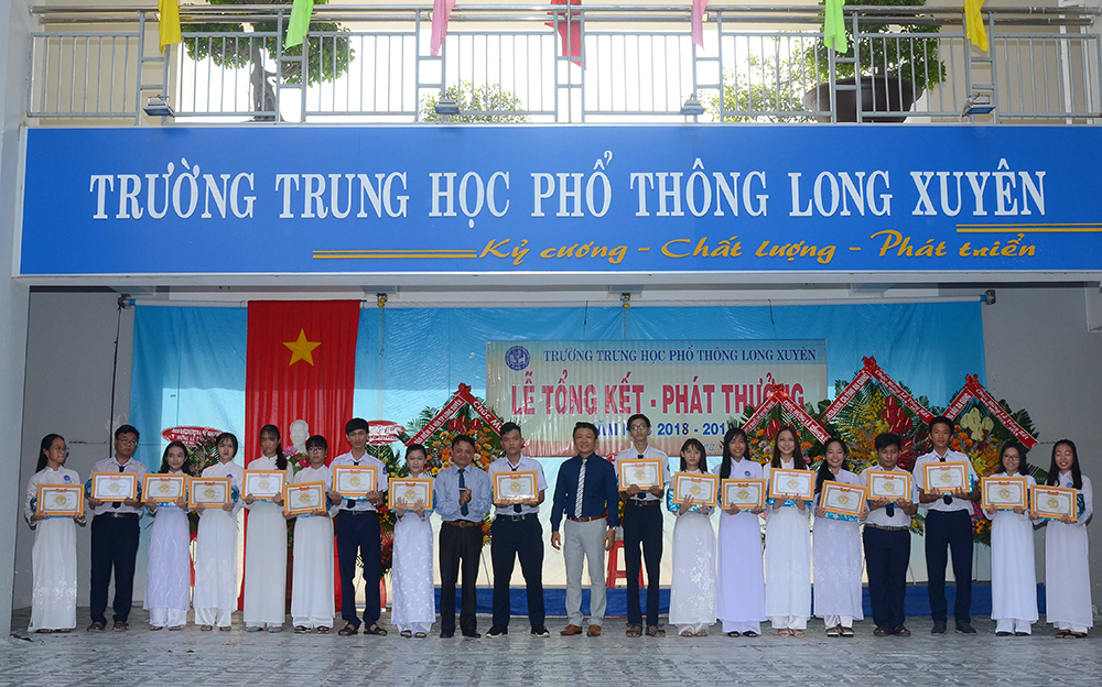 Khen thưởng giáo viên, học sinh có nhiều thành tích trong năm học 2018- 2019