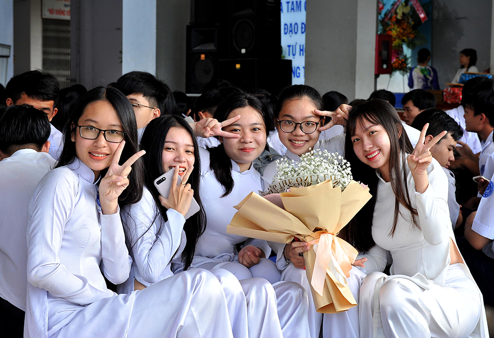 Khen thưởng giáo viên, học sinh có nhiều thành tích trong năm học 2018- 2019