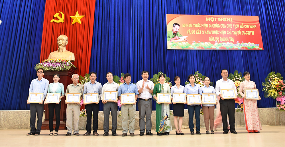 Châu Phú sơ kết 3 năm thực hiện Chỉ thị số 05 của Bộ Chính trị