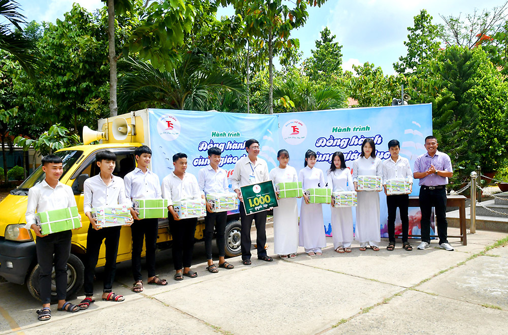 Phó Giám đốc Siêu thị Tứ Sơn Nguyễn Hoài Tâm trao tặng tập cho học sinh Trường THPT Nguyễn Quang Diêu