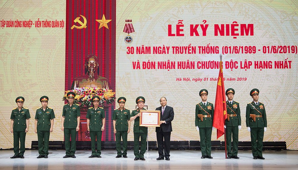 Thừa ủy quyền của Chủ tịch nước, Thủ tướng Nguyễn Xuân Phúc trao Huân chương Độc lập hạng Nhất cho Tập đoàn Viettel