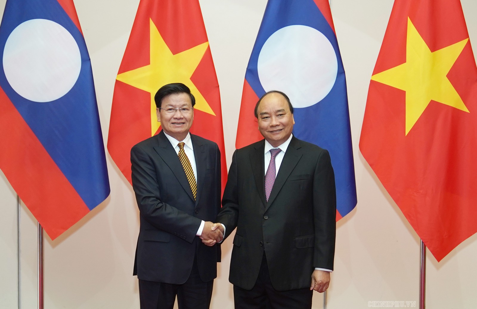 Thủ tướng Nguyễn Xuân Phúc và Thủ tướng Lào Thongloun Sisoulith. Ảnh VGP/Quang Hiếu