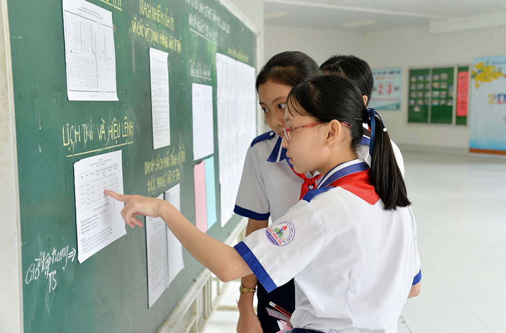Các thi sinh xem danh sách niêm yết kỳ thi tuyển sinh lớp 10, tại Hội đồng thi Trường THPT Long Xuyên