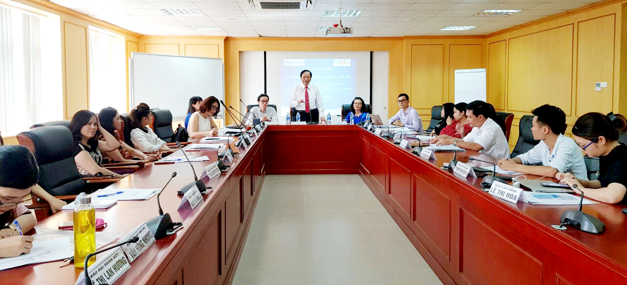 Phó Chủ tịch Hội Nhà báo Việt Nam Mai Đức Lộc phát biểu với lớp học