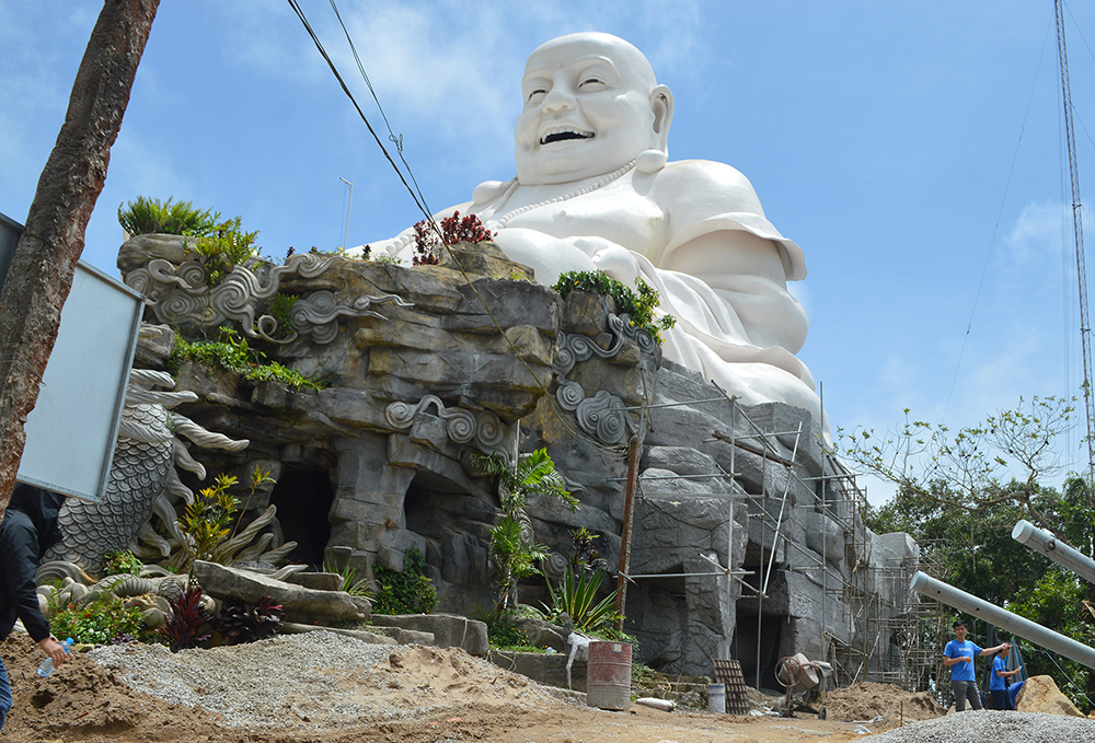 Sửa tượng Phật Di Lặc trên núi Cấm, một người té tử vong