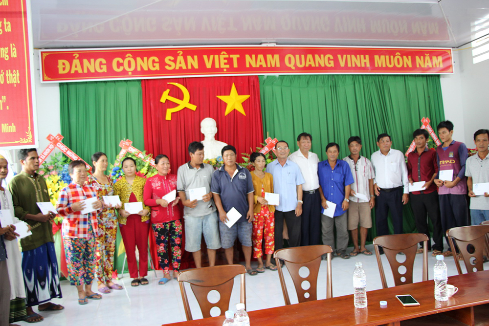 Phó Chủ tịch UBND tỉnh Trần Anh Thư, Chủ nhiệm Ủy ban Kiểm tra Tỉnh ủy Hồ Văn Răng thăm các hộ dân bị thiệt hại lốc xoáy ở An Phú