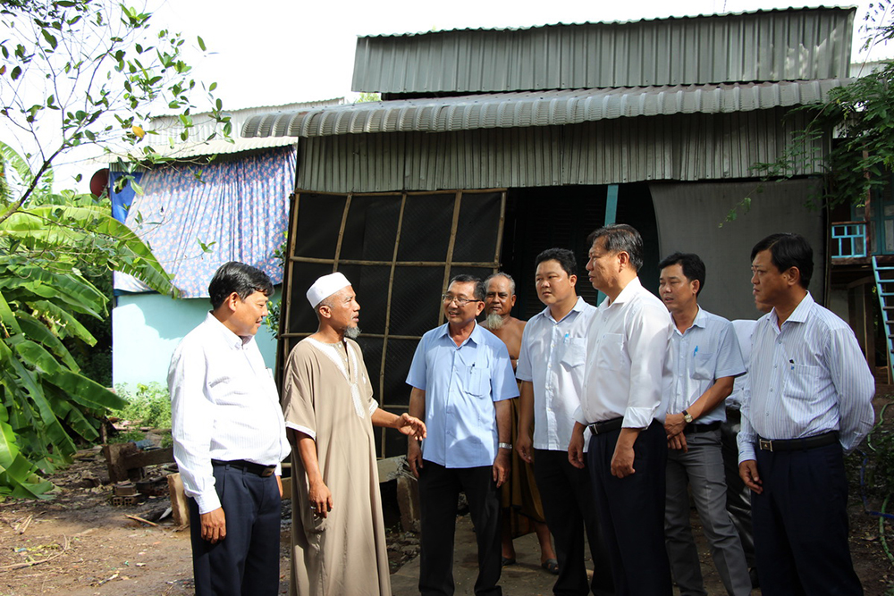 Phó Chủ tịch UBND tỉnh Trần Anh Thư, Chủ nhiệm Ủy ban Kiểm tra Tỉnh ủy Hồ Văn Răng thăm các hộ dân bị thiệt hại lốc xoáy ở An Phú