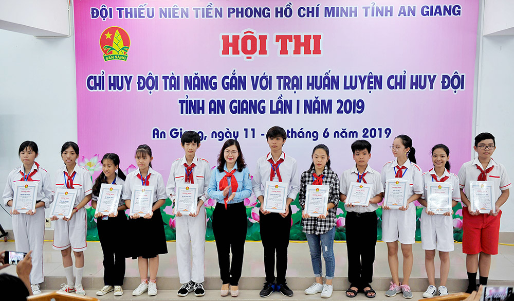 Phó Bí thư Tỉnh đoàn, Giám đốc Nhà Thiếu nhi tỉnh An Giang Quang Lê  Hồng Chuyên trao giải cho các đội viên  “Chỉ huy Đội tài năng năm 2019”