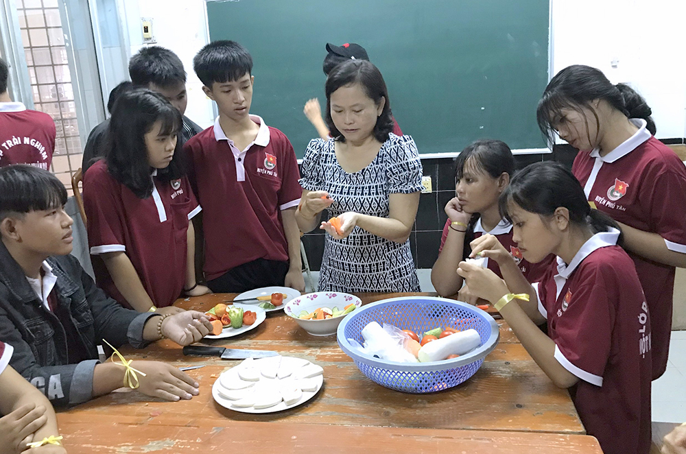 Hào hứng ở trải nghiệm “Một ngày làm công nhân”